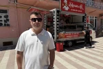 Boşanmasını lokma dağıtarak kutladı