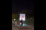 Böyle kaza görülmedi, motosiklet sürücüsü yol kenarındaki ‘çöp atma’ yazılı uyarı levhasına kafasını çarptı