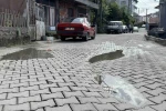 Bozuk yolda ıslanan çocuklar için tepki gösterdi
