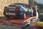 Bozulan gelin arabası yoluna çekicinin üzerinde devam etti
