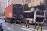 Bozulan otobüs yolu kapadı, kamyon dubaları çiğneyerek yoluna devam etti