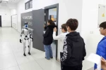Bu ilçede sınava giren öğrencileri insansı robot karşılıyor