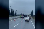 Buldan’da portakal yüklü kamyon refüje devrildi