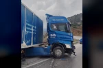 Burdur’da kontrolden çıkan tır demir bariyerlere çarptı 