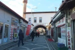 Burhaniye’de altından yol geçen cami ilgi odağı oldu
