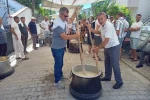 Burhaniye’de keşkek dövme geleneği devam ediyor