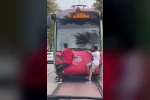 Bursa’da çocukların tehlikeli yolculuğu kamerada