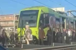 Bursa’da metro durdu, vatandaşlar raylardan yürüdü