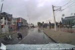 Bursa’da motosikletli yağışlı havada drift attı, yere kapaklandı