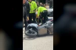 Bursa’da otomobilin çarptığı motosikletli kurye yaralandı
