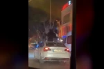 Bursa’da otomobilin tavanına oturdular : 25 bin TL ceza kesildi