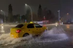 Bursa’da sağanak sonrası rögarlar taştı, cadde göle döndü