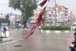 Bursa’da sel...Duyarlı vatandaşlar sele rağmen yırtılan Türk Bayrağını yerden kaldırdı