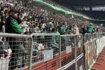 Bursasporlu taraftarların kavgasını polis ayırdı