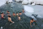 Buz tutan suda yüzerek eğlendiler