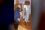 Buzdolabının içerisine giren yılanı itfaiye ekipleri çıkardı