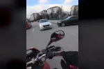 Caddede ters yöne giren otomobil trafiği tehlikeye attı