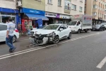 Caddede U dönüşü yapmaya çalışan otomobil motosikletle çarpıştı: 2 yaralı 