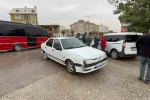 Çaldığı otomobilin patlayan lastiğine rağmen kilometrelerce polisten kaçtı, trafikteki araçlara çarptı