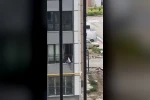 Camdan çıkarak korkulukta gezinen çocuk, yürekleri ağza getirdi 