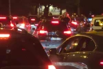 Camdan sarkarak trafiği tehlikeye atan genç polis denetimine takıldı