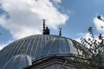Caminin çatısına çıkan şahıs 2 saatlik çabanın sonunda ikna edilerek aşağı indirildi