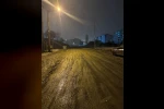 Çamur içinde olan yol temizlenip onarım bekliyor