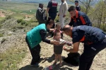 Çamura saplanan çocukları ekipler kurtardı