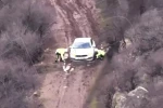 Çamura saplanan sürücünün imdadına polisler yetişti