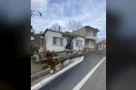 Çanakkale’de lodos fırtınasında devrilen ağaç evin çatısına zarar verdi