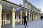 Çatıda mahsur kalmış gibi bağırıp gençlerle oynayan kedi yine aynısını yaptı
