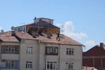 Çatıda tehlikeli çalışma, kameraya yansıdı