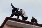 Çatıdan düşmek üzereyken son anda emniyet müdürü kurtardı