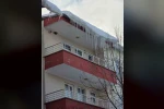 Çatılardaki buz kütleleri tehlike saçıyor