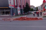 Çaycuma’da hareket halindeki tırdan yola tuğlalar saçıldı