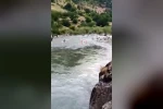 Çayda kaybolmuştu, akıntıya kapıldığı anlar kameraya yansıdı