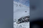 Çekici taşıdığı araç ile şarampole devrildi