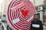 Çekici üzerinde bu kez kazalı bir araç değil, dev yapay çiçek sergilendi