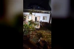 Çekmeköy’de servis minibüsü evin bahçesine uçtu: 1 yaralı