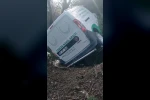 Cenaze nakil aracı kaza yaptı, araçtaki 2 kişi yaralandı