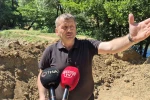 Çevreyi kirleten piknikçilere kızan muhtar yeniden hendek kazdırdı