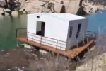 Çine Barajı’nda yüzen ev