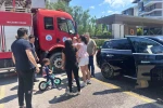 Çocuğu araç içerisinde kilitli kaldı, gözyaşlarına boğulan kadının yardımına itfaiye ekipleri yetişti