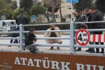 Çocuğunu görmek için alt geçidin üstüne çıkan şahıs ikna edildi