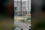 Çocuk parkında elinde bıçakla cinnet geçiren şahsı polisler ikna etti