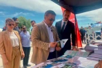 Çocuklar gezici kütüphanede kitap okudu