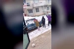 Çocuklar karları temizlemesin diye temizleme aracını kartopuna tuttu