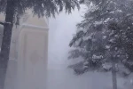 Çocuklar tipiye aldırmadı, kar topu oynadı