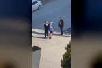 Çocuklar yaralı kedinin üzerini örtüp, başında nöbet tuttu