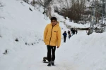 Çocukların kızaklarla kar keyfi
